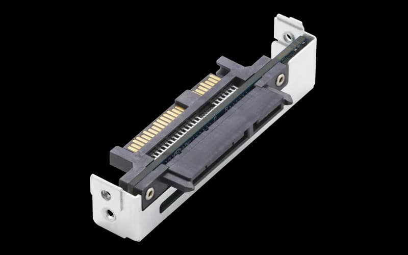 QNAP QDA-SA3. Interfaţă gazdă: SAS, Interfață ieșire: SATA. Culoarea produsului: Negru, Gri. Rată transfer de date (max): 6 Gbit/s. Lățime: 69,9 mm, Adâncime: 21,8 mm, Înălţime: 14,5 mm
