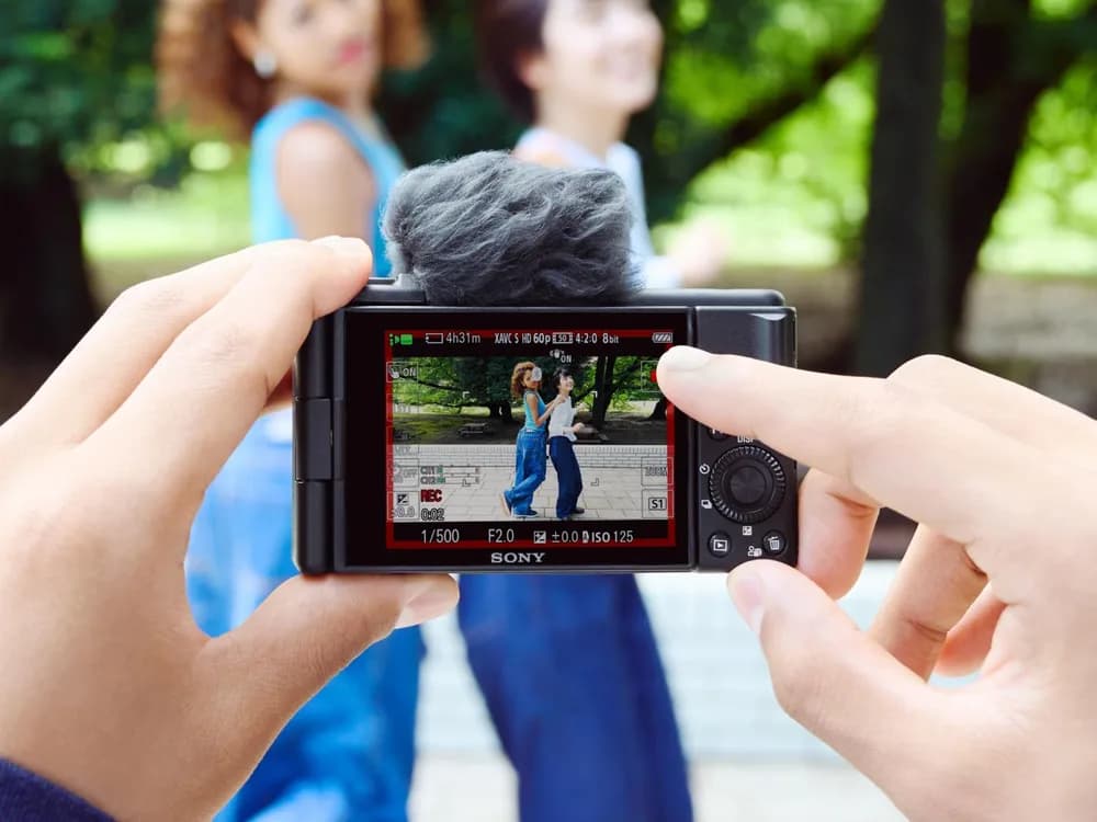 SONY Compact dedicata pentru vlogging ZV-1F 20.1MP, 7.6mm, F2 ISO 125-12.800, 1/32.000s, 4K @30fps, SD/SDXD/SDHC/x1 Micro-HDMI/x1 USB-C, Rafala 3.5-16cps, WiFi/Bluetooth, Senzor CMOS Exmor RS 1" — miniatură