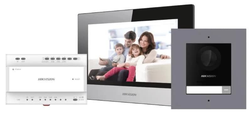 Kit videointerfon IP Hikvision DS-KIS702, conexiune pe 2 fire, pentru o singura familie, componenta kit: post exterior DS-KD8003-IME2/Surface x 1buc, post interior DS-KH6320-WTE2 x 1buc, distribuitor 4 canale DS- KAD704 x 1buc, sursa alimentare x 1 buc, TF card memorie 16GB x 1buc. Descriere