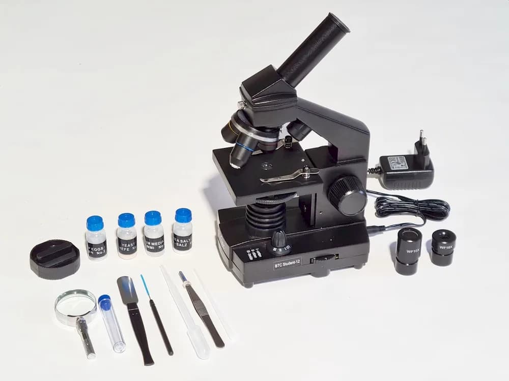Microscop mono Student-12, cu obiective de 4x, 10x și 40x, cu vizualizare la 45 de grade, cu diafragmă, două oculare și iluminare inferioară variabilă