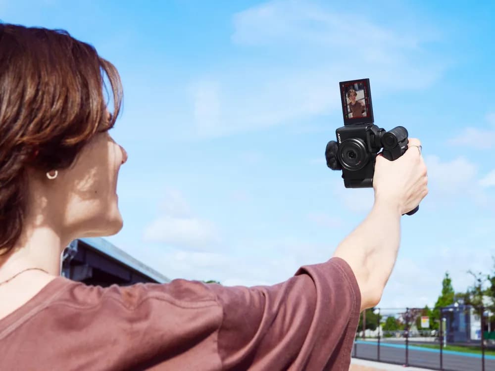 SONY Compact dedicata pentru vlogging ZV-1F 20.1MP, 7.6mm, F2 ISO 125-12.800, 1/32.000s, 4K @30fps, SD/SDXD/SDHC/x1 Micro-HDMI/x1 USB-C, Rafala 3.5-16cps, WiFi/Bluetooth, Senzor CMOS Exmor RS 1" — miniatură