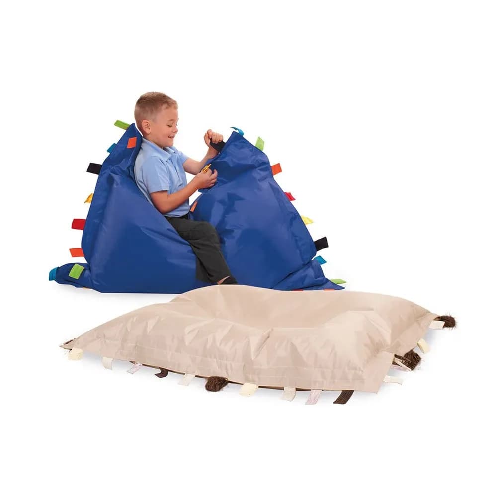 Set de perne de podea puf senzoriale cu etichete tactile – 1x albastru și 1x natural, 100cm x 125cm