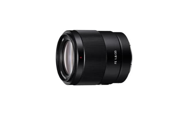 Sony FE 35 MM F1.8. Componentă pentru: MILC, Structura lentilelor: 11/9, Cea mai apropiata distanţă de focalizare: 0,22 m. Compatibilitate mărci aparate foto: Sony, Mărire maximă: 0,24x, Tip capac lentile: Parasolar obiectiv detașabil. Culoarea produsului: Negru. Diametru: 6,56 cm, Dimensiune