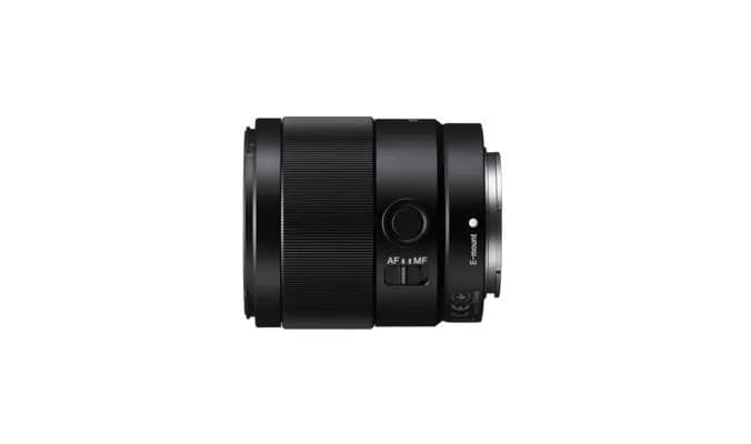 Sony FE 35 MM F1.8. Componentă pentru: MILC, Structura lentilelor: 11/9, Cea mai apropiata distanţă de focalizare: 0,22 m. Compatibilitate mărci aparate foto: Sony, Mărire maximă: 0,24x, Tip capac lentile: Parasolar obiectiv detașabil. Culoarea produsului: Negru. Diametru: 6,56 cm, Dimensiune — miniatură