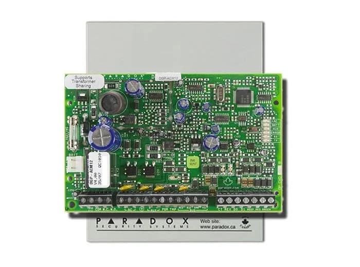 Modul de control acces: 4 fire conexiuni pentru 1 uşă: cititor de cartelă, REX, contact de uşă şi ieşire de yală; compatibil cu cititoarele Wiegand 26-bit sau Paradox pe 4 fire: R910 / R915; acces cu cartelă şi/sau cod, cu cititorul R915; armare cu cartelă şi/sau PIN cu cititorul R915; actualizare