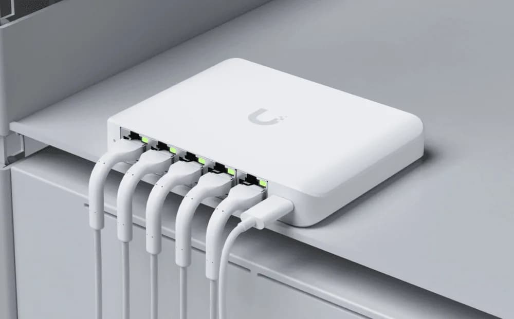 Ubiquiti 5-port 2.5G switch that can be powered with PoE or a USB-C adapter; 4x 2.5 GbE ports, 2.5 GbE PoE input port for power "USW-FLEX-2.5G-5-EU" — miniatură