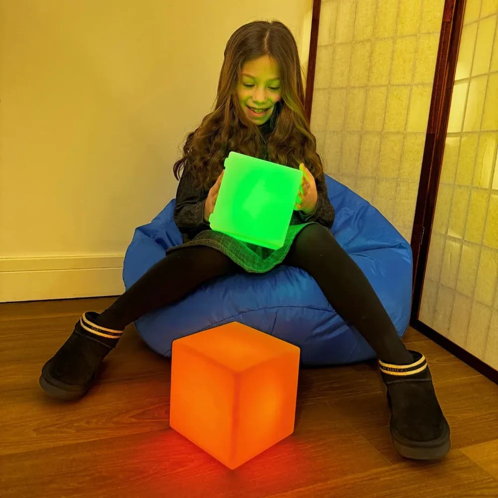 Cuburi luminoase care își schimbă culoarea — miniatură