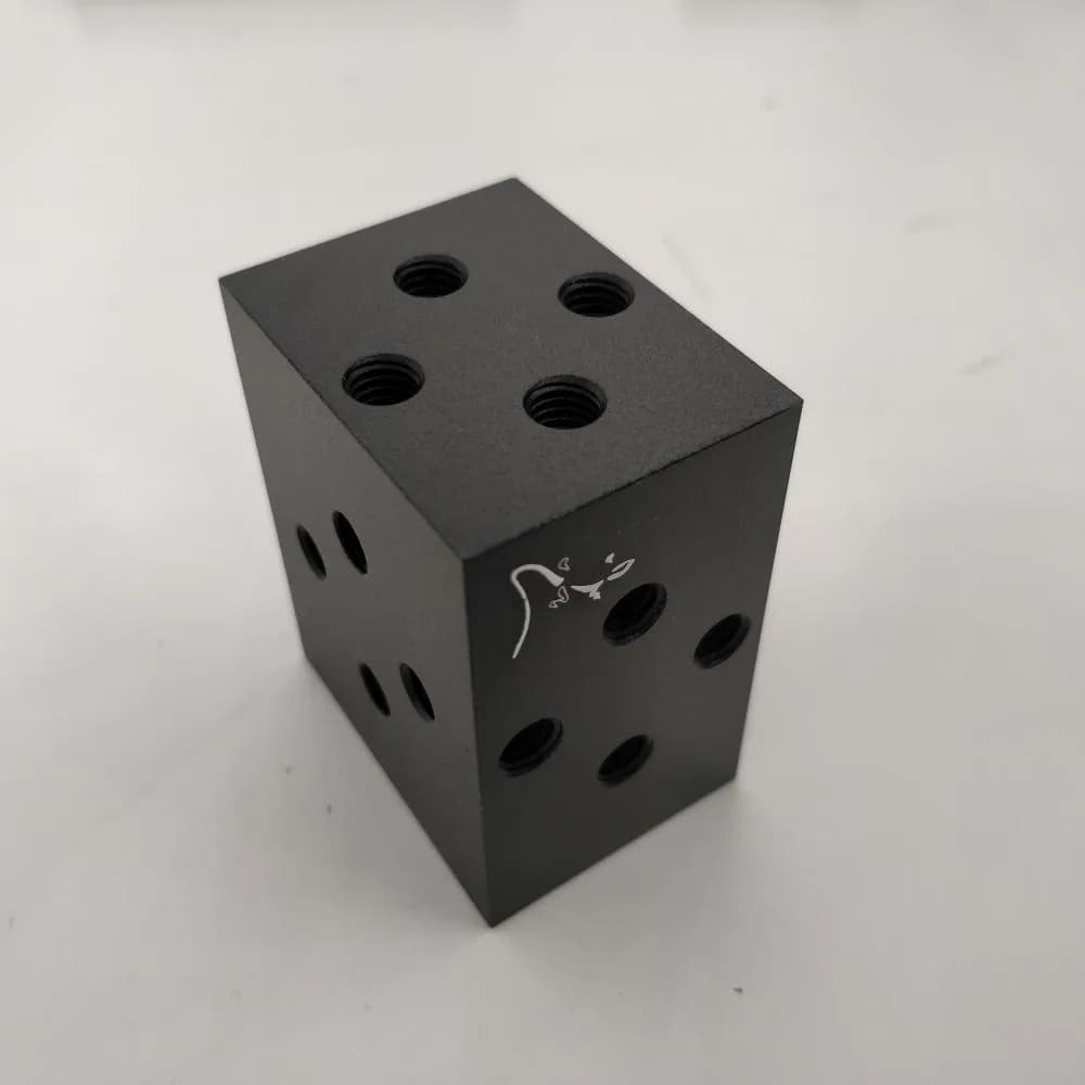 Távtartó multi-adaptációs furatokkal