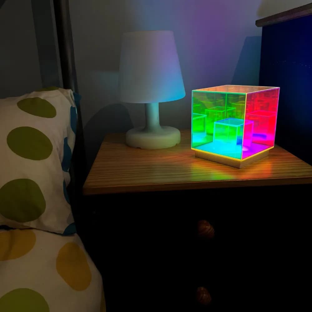 Lampă cu prismă tip cub — miniatură