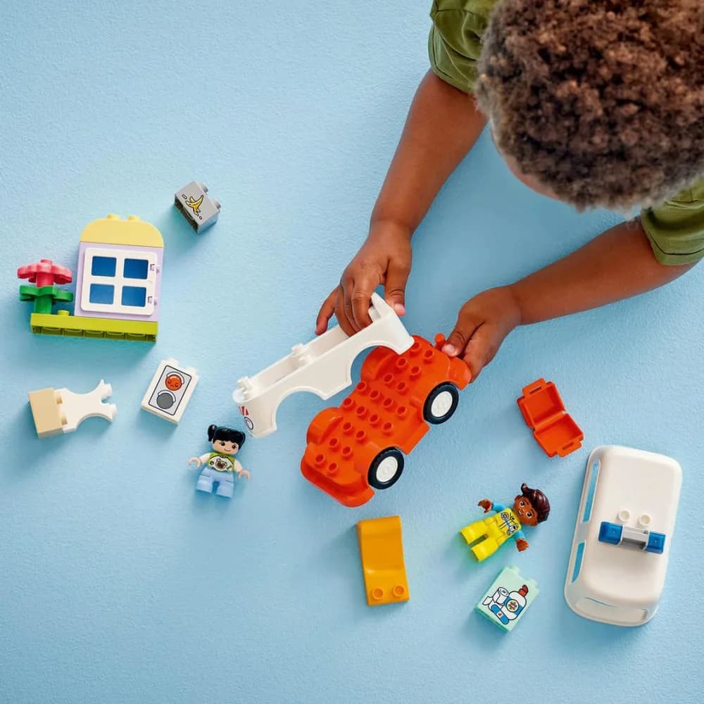 AMBULANTA SI SOFER, LEGO 10447 — miniatură