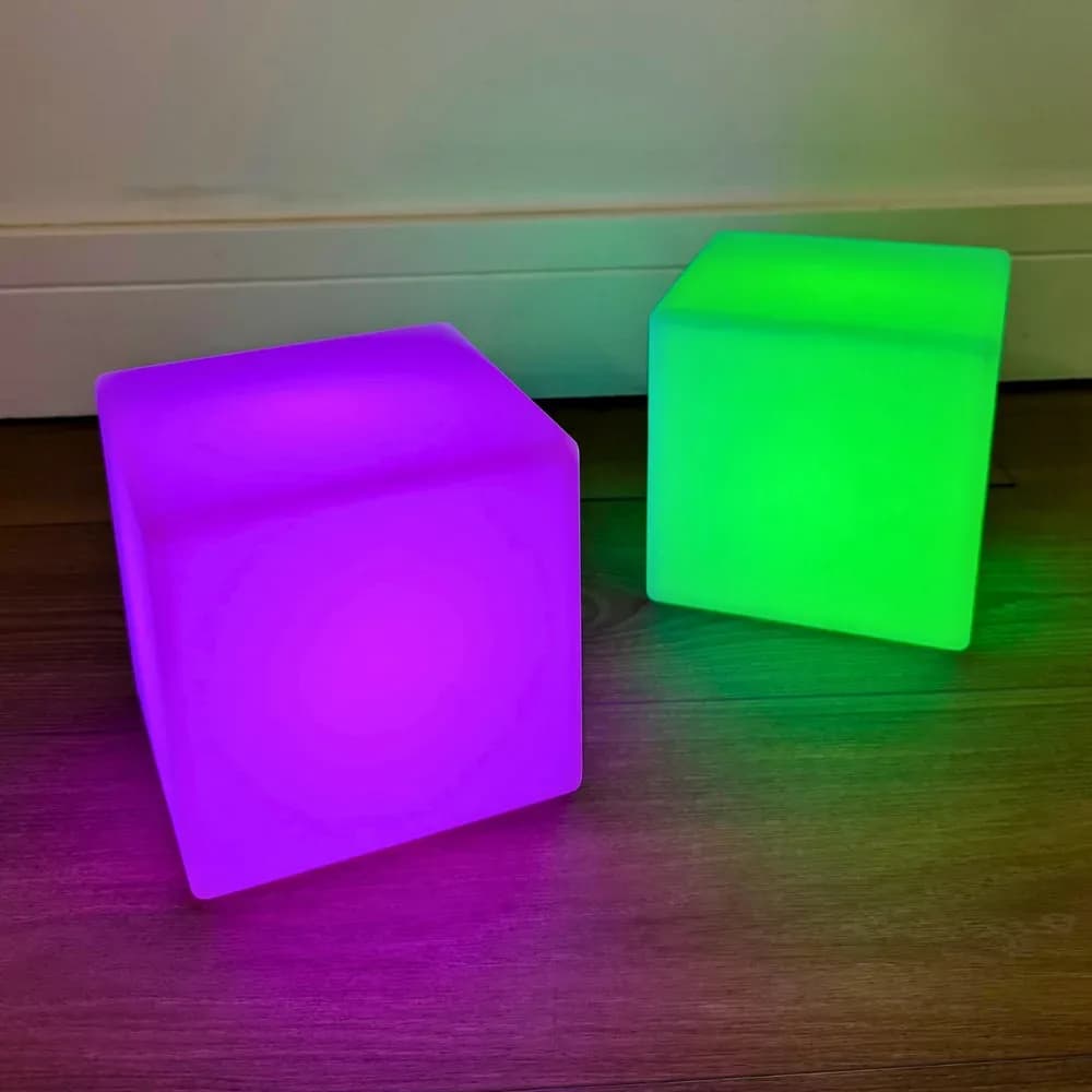 Cuburi luminoase care își schimbă culoarea — miniatură