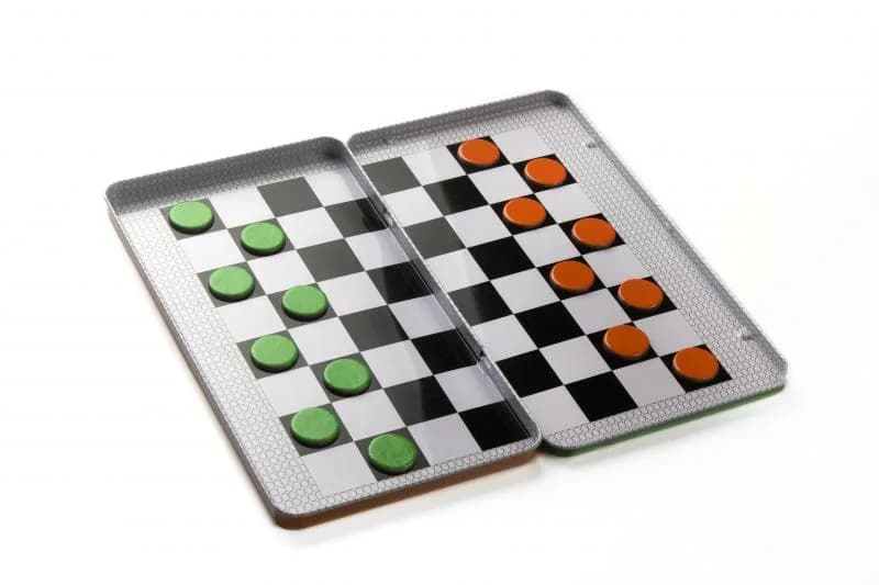 Joc magnetic - Dame - ideal pentru călătoriiVârsta: 4-99Număr dejucători: 2. Conține: 28 magneți.Fie că ești într-o călătorie cu tre nulsau mașina, la iarbă verde sau peplajă, te poți bucura de jocul de DameMagnetic. Un joc de strategiecare stimulează inteligența, spiritul deobservație și — miniatură
