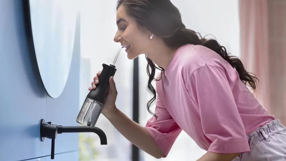 Irigator bucal PHILIPS Sonicare Cordless Power Flosser 3000 HX3826/33, Tehnologie QuadStream, Portabil, 2 moduri de curatare, 3 niveluri de intensitate, 2 x capete de curatare si 1 x husa transport, Negru, L x A x I (mm) 92x134x247 — miniatură
