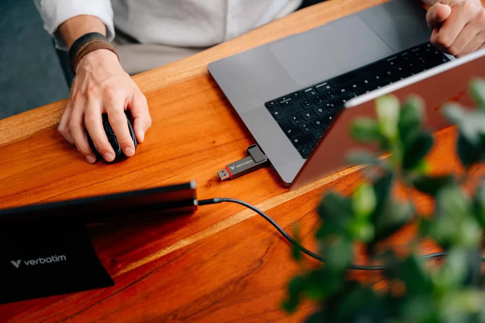 Memorie Verbatim Dual QuickStick. Capacity: 512 GB, Device interface: USB Type-A / USB Type-C, USB version: 3.2 Gen 1 (3.1 Gen 1), Read speed: 550 MB/s, Write speed: 500 MB/s. "32042" — miniatură