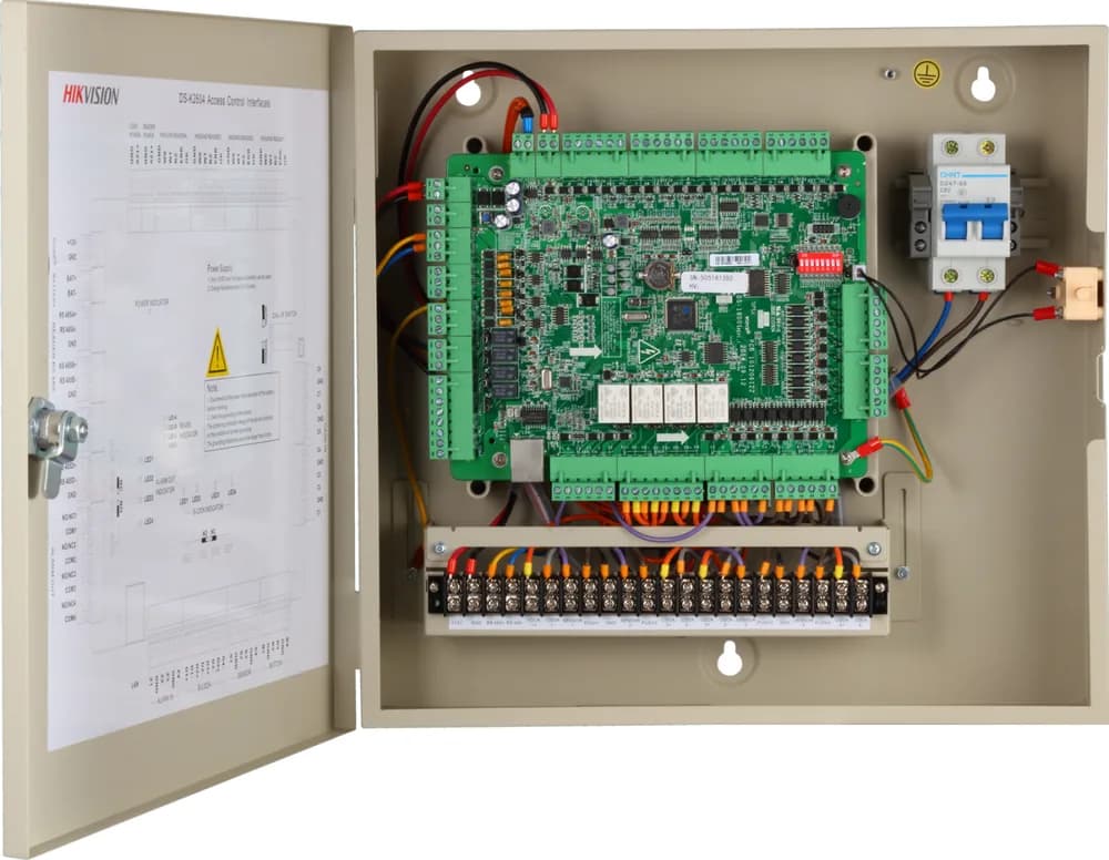 Centrala control acces Hikvision 4 usi ( 4 x cititoare Wiegand sau 8 x cititoare RS485), DS-K2604T; Compatibilitate cititoare: 4 x Wiegand sau 8 x RS485; Capacitate de stocare: 100,000 cartele si 300,000 evenimente; Intrari: 4 alarm input, Door Magnetic x4, Door Switch x4, Case Input x8 — miniatură