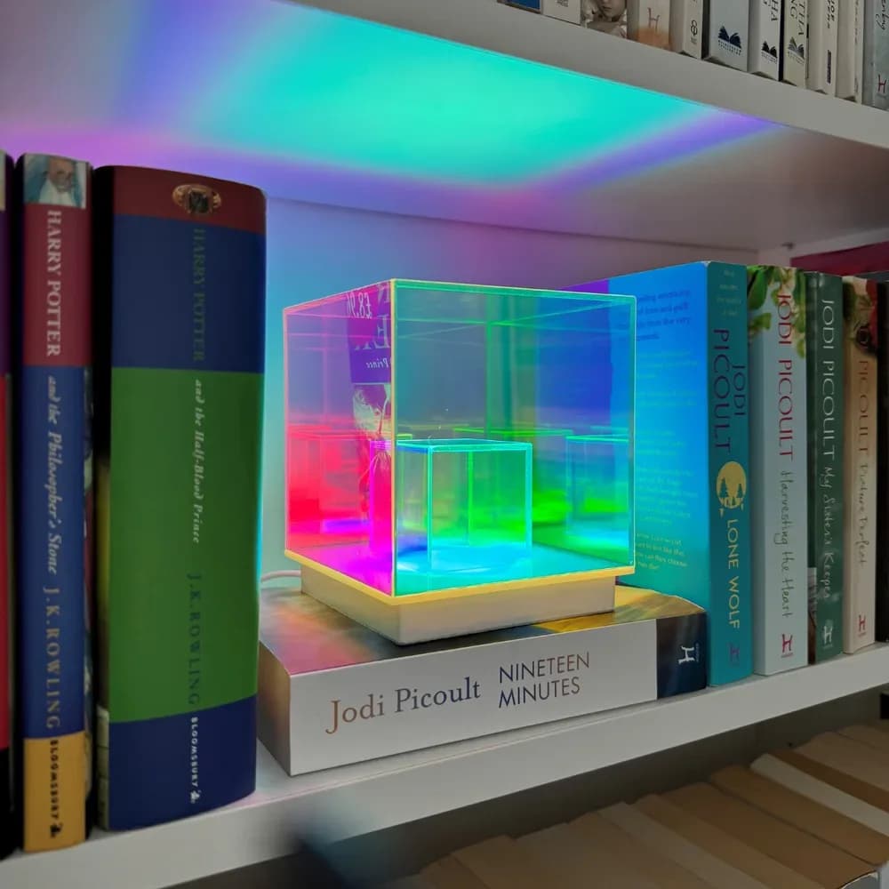 Lampă cu prismă tip cub — miniatură