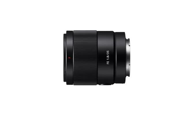 Sony FE 35 MM F1.8. Componentă pentru: MILC, Structura lentilelor: 11/9, Cea mai apropiata distanţă de focalizare: 0,22 m. Compatibilitate mărci aparate foto: Sony, Mărire maximă: 0,24x, Tip capac lentile: Parasolar obiectiv detașabil. Culoarea produsului: Negru. Diametru: 6,56 cm, Dimensiune — miniatură