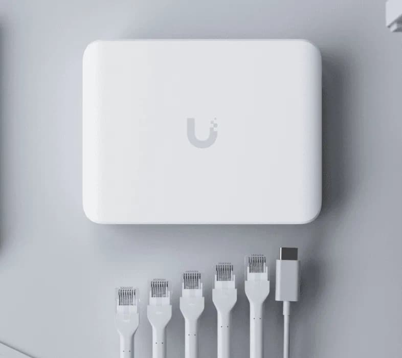 Ubiquiti 5-port 2.5G switch that can be powered with PoE or a USB-C adapter; 4x 2.5 GbE ports, 2.5 GbE PoE input port for power "USW-FLEX-2.5G-5-EU" — miniatură