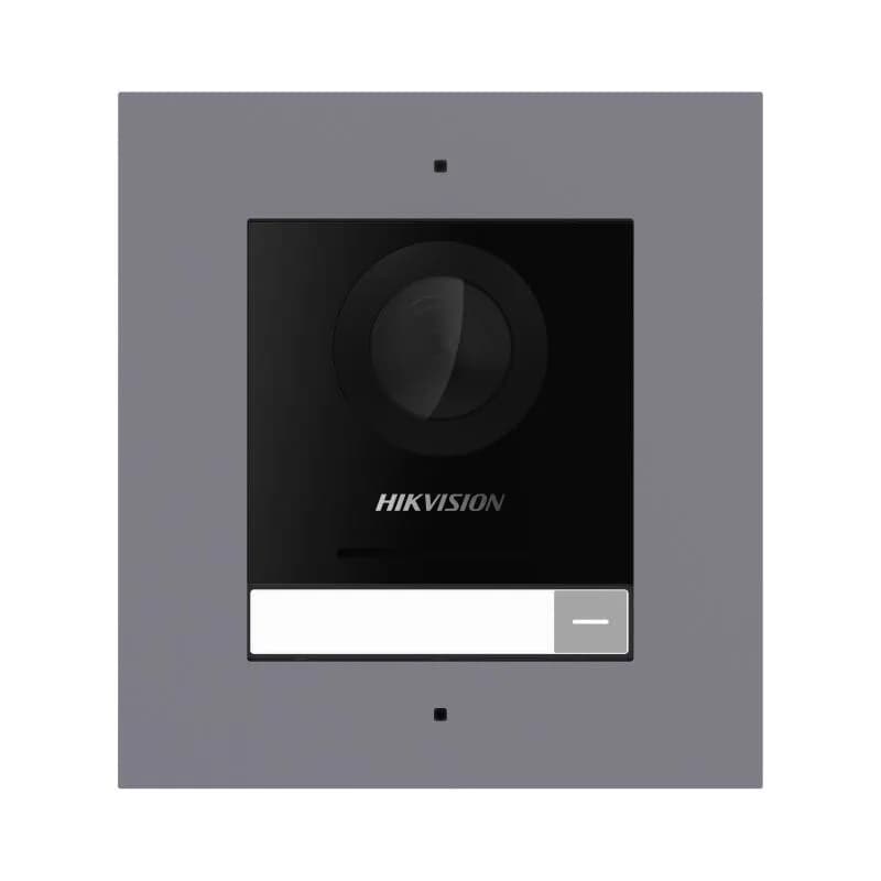 Post exterior modular videointerfon IP Hikvision DS-KD8003-IME1(B)/FL, montaj ingropat, 1 buton, 2000 de utilizatori, autentificare prin card, IP65, alimentare: 12 VDC, 500 mA, IEEE 802.3af, PoE, dimensiuni: 99.76 mm × 98 mm × 42.04 mm, greutate: 0.375kg, temperatura de functionare: -40 °C to 60 °C. — miniatură