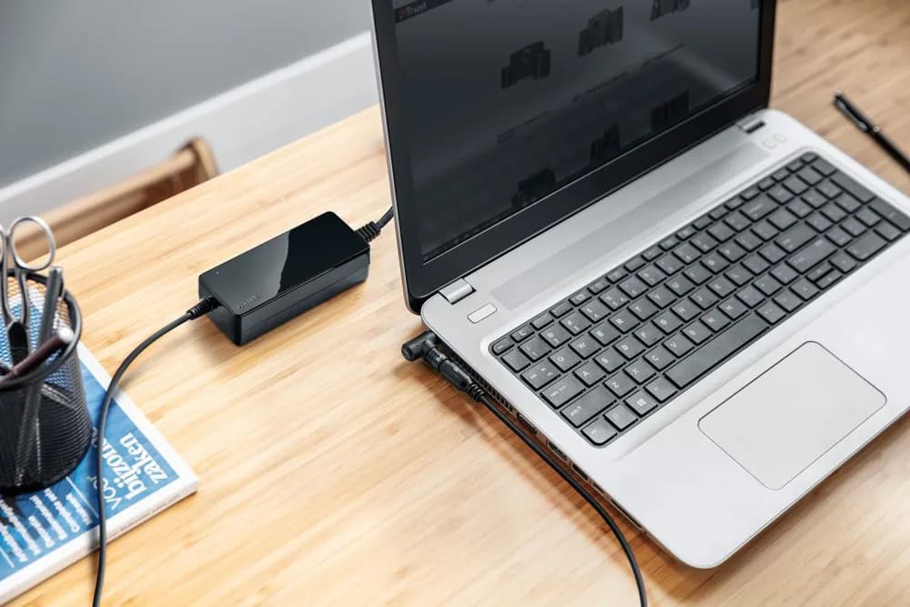 Incarcator laptop Trust Primo, universal, 70W-19V, negru — miniatură