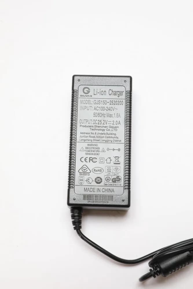 INCARCATOR BATERIE TROTINETA SCANDAL CARBON — miniatură