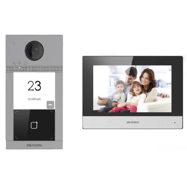 Kit videointercom IP Hikvision DS-KIS604-S(C) pentru o familie (o vila/casa) format din: 1 post de exterior DS-KV8113-WME1 cu un buton de apelare, 1 monitor WiFi de 7" DS-KH6320-WTE1, 1 card TF de 16GB pentru stocarea mesajelor si imaginilor capturate si 1 switch cu 4 porturi PoE