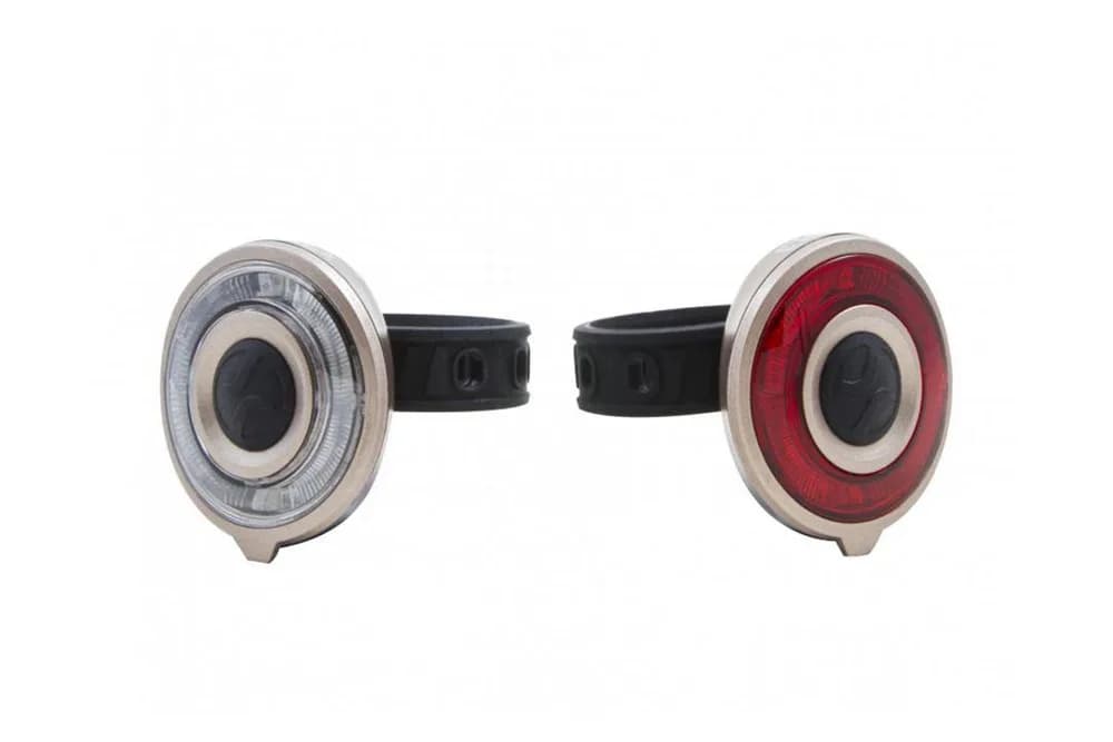 Set lumini far+stop, 2 LED-uri rosii, 2 LED-uri uri albe, Baterii: 2 x 2 CR2032 3V, Greutate: 2x35gr, Autonomie:70/95 h
