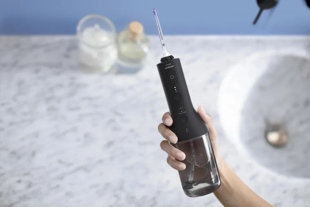 Irigator bucal PHILIPS Sonicare Cordless Power Flosser 3000 HX3826/33, Tehnologie QuadStream, Portabil, 2 moduri de curatare, 3 niveluri de intensitate, 2 x capete de curatare si 1 x husa transport, Negru, L x A x I (mm) 92x134x247 — miniatură
