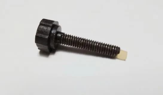 Șurub de montare din oțel M4x20 (de exemplu, pentru fixarea dispozitivelor sensibile, cu inserție din plastic)