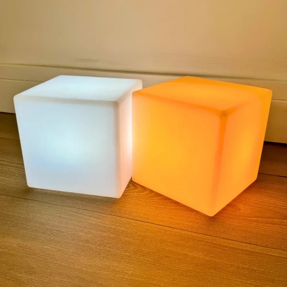 Cuburi luminoase care își schimbă culoarea