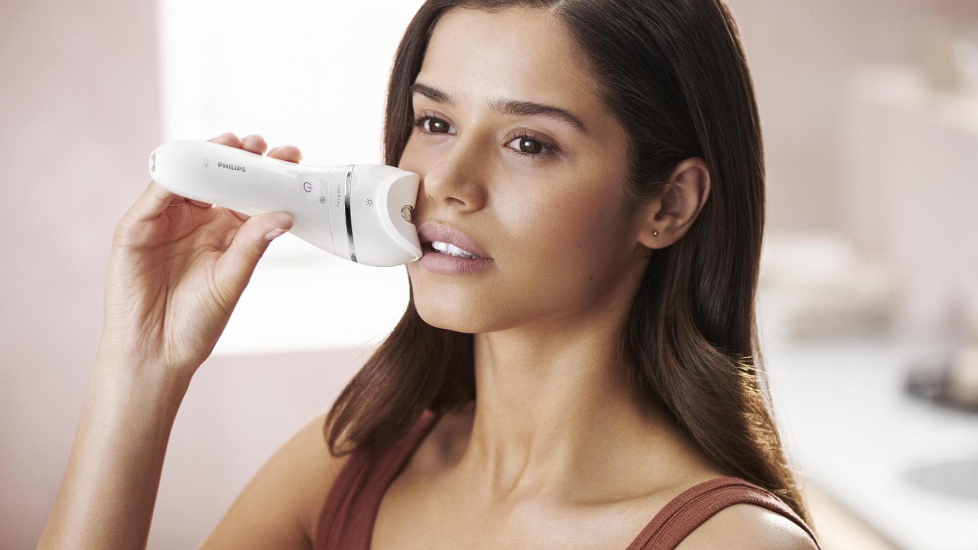 Epilator umed si uscat PHILIPS Seria 8000 BRE710/00, 32 pensete, 2 viteze, 5 accesorii, Wet&Dry, Acumulator, Alb, L x A x I (mm) 65x148x185 — miniatură