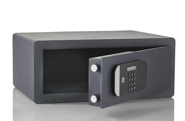 Acces cu amprentă și cod PIN Memorează până la 100 de amprente Ușa tăiată cu laser-întărită cu placă armată anti-forare Mecanism deschidere ușă automat Încuietoare motorizată cu nivel de securitate maxim Blocare timp de 1min în cazul introducerii unui cod greșit de 3 ori Display LCD clar cu