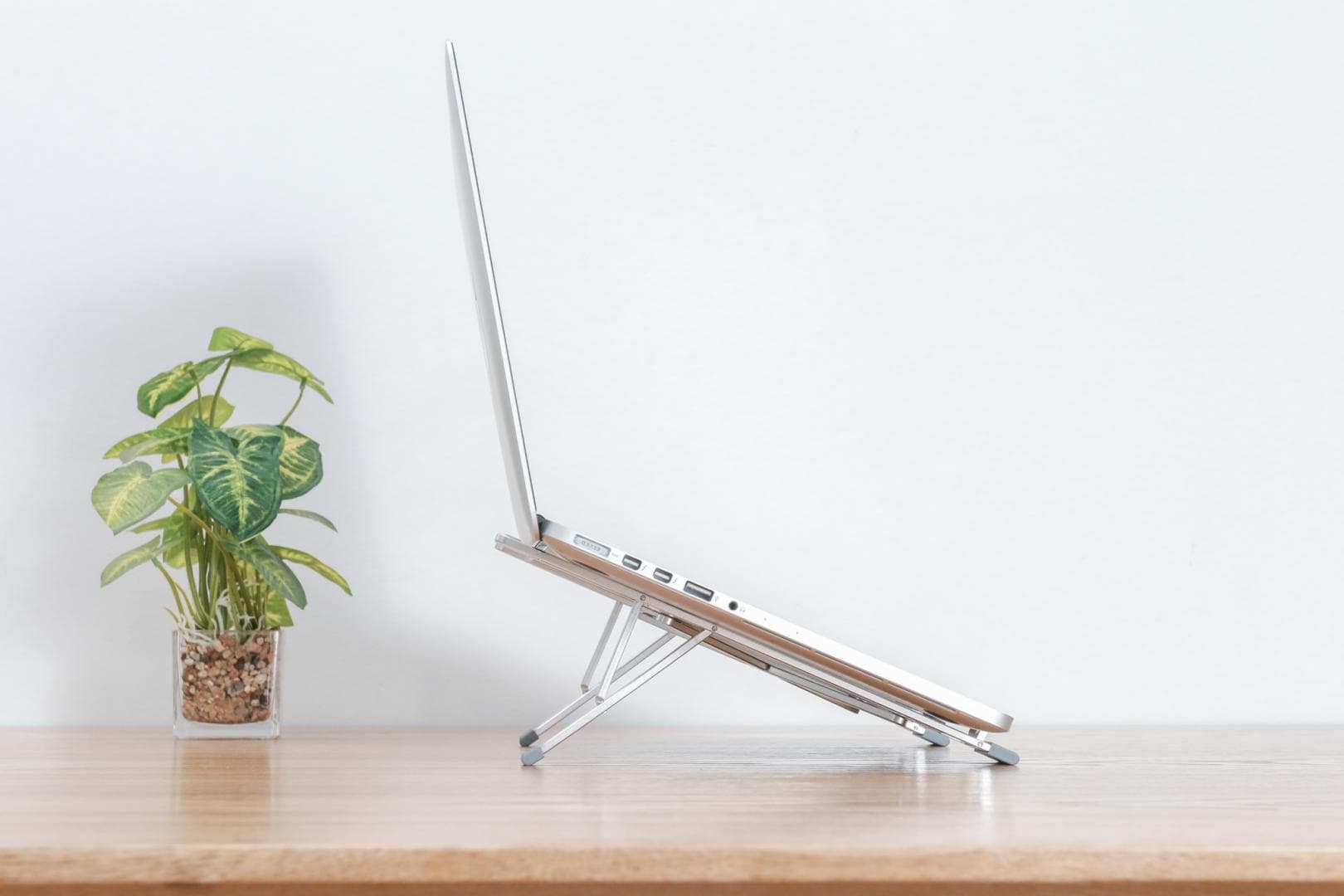 Suport laptop Serioux, SRXNCPU6, material aluminiu, dimensiune deschisă: 197x255x4mm,dimensiune pliată: 60 x 250 x 4mm, grosime: 4mm, greutate: 182g, dimensiune compatibilă: până la 15.6 ", culoare argintiu, 5 unghiuri ajustabile — miniatură