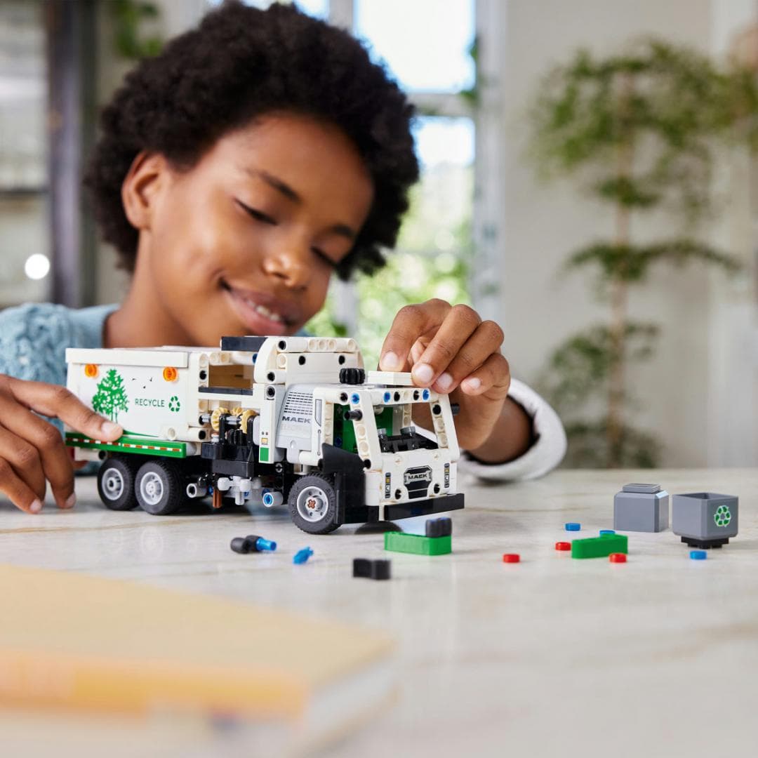 AUTOGUNOIERA MACK LR ELECT. LEGO 42167 — miniatură