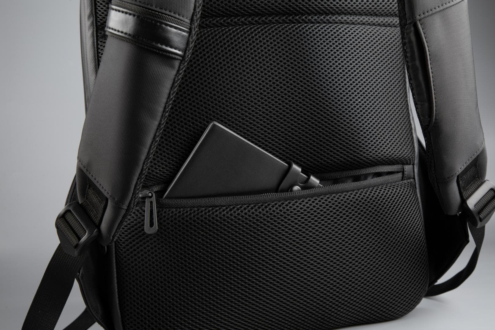 Rucsac notebook Serioux, SMART TRAVEL ST9590, dimensiuni 31 x 16 x 46 cm, rezistent la apa, compartimente multiple, compartiment separat pentru notebook: max. 15.6", bretele ajustabile, port de încărcare USB, buzunar ascuns la spate, material poliester — miniatură