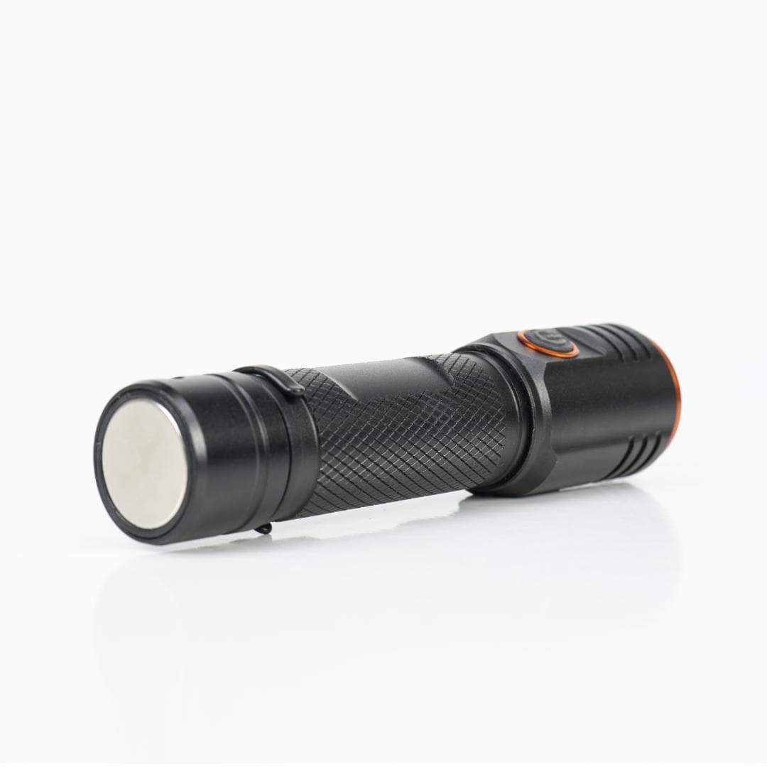 Lanterna PNI Adventure F650 cu LED 20W, 2000lm, din aluminiu, IPX6, acumulator inclus, incarcare prin USB tip C, LED CHN, Putere led: 20W, Capacitate acumulator: 2200mAh, carcasa: Aluminiu anodizat, Raza de actiune: Pana la 180 m, Dimensiuni: Φ28 x 116 mm, Durata acumulator: pana la 4 ore continuu — miniatură