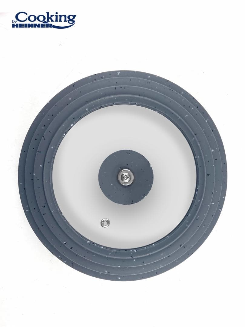 CAPAC STICLA CU MARGINE DIN SILICON AJUSTABILA PE 3 DIMENSIUNI 22/24/26 CM, COOKING BY HEINNER (mix 2 culori in bax, 3 rosii + 3 gri) — miniatură