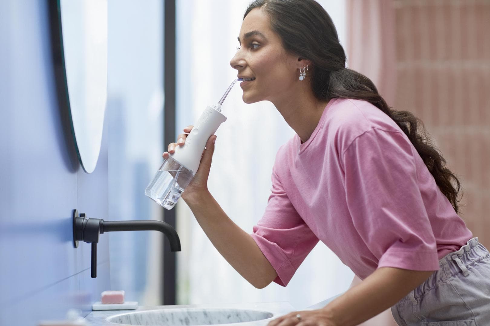 Irigator bucal PHILIPS Sonicare Cordless Power Flosser 3000 HX3826/31, Tehnologie QuadStream, Portabil, 2 moduri de curatare, 3 niveluri de intensitate, 2 x capete de curatare si 1 x husa trasport, Alb, L x A x I (mm) 92x134x247 — miniatură