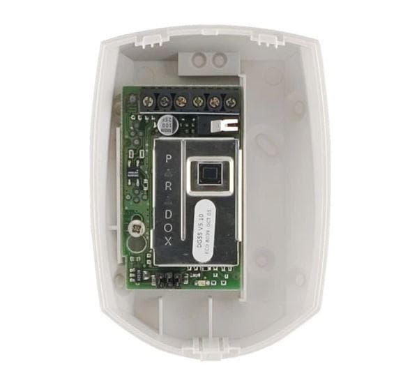 Detector de mişcare Dual, DG55+, Tip senzor: dual PIR; Tip detector: digital; Geometrie senzor: dreptunghiular; Distanta de detectie: 12 m; Unghi de detectie: 110°; Viteza de detectie: 0.2 - 3.5 m/s; Digital Shield: software de analiza a semnalului cu sensibilitate reglabila pe 2 trepte; Tensiune de — miniatură