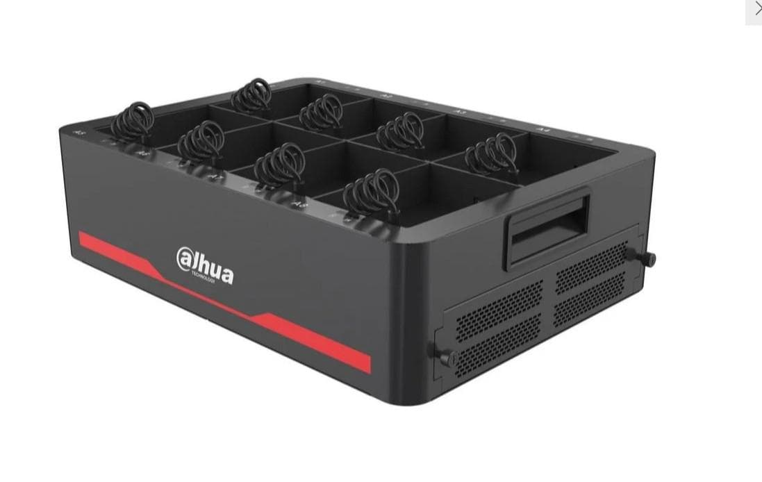 Stație de colectare a datelor Dahua,DHI-EEC400, cu interfață micro USB > Descarcă fișiere de înregistrare de pe MPT-uri și le încarcă atunci când sunt conectate. > Acceptă căutarea fișierelor după oră, ID utilizator, tip și altele. Poate căuta videoclipuri, fișiere audio și imagini după