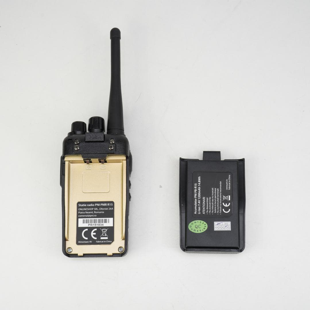 Statie radio portabila profesionala PNI PMR R15 0.5W, ASQ, TOT, monitor, programabila, acumulator 1200mAh, Distanta de lucru: Urban: 2km, Camp deschis: 5km, munte: 10km, Frecventa:446Mhz, Putere de emisie: 0,5 W PMR, Acumulator Li-Ion 7,4V (1200 mAh), Greutate: 189gr, Dimensiuni: 55 X 33 X 95 mm — miniatură