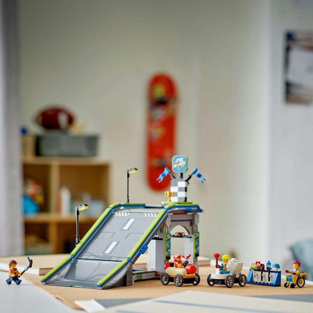 FARA LIMITE: RAMPA PENTRU CURSE DE MASINI, LEGO 60460 — miniatură