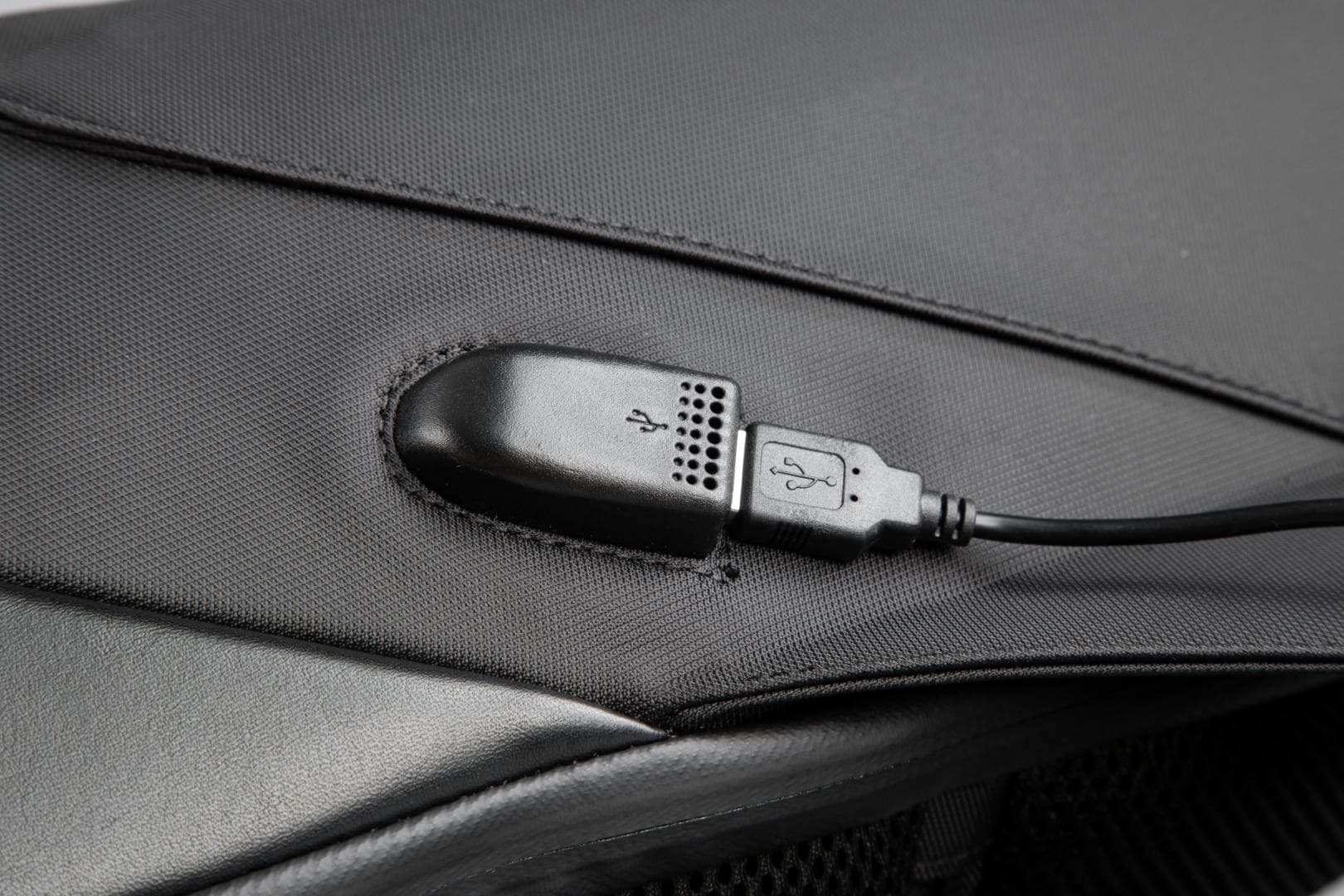 Rucsac notebook Serioux, SMART TRAVEL ST9590, dimensiuni 31 x 16 x 46 cm, rezistent la apa, compartimente multiple, compartiment separat pentru notebook: max. 15.6", bretele ajustabile, port de încărcare USB, buzunar ascuns la spate, material poliester — miniatură