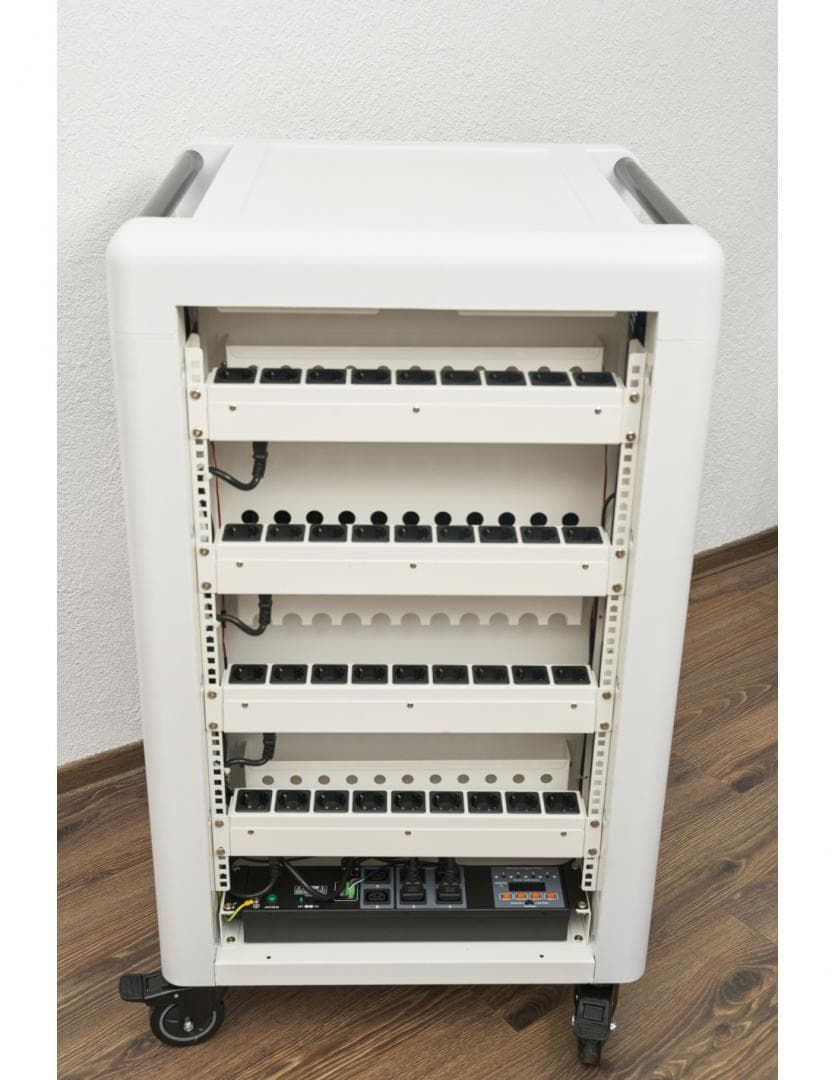 Statie de incarcare CART36, suporta maxim 36 de dispozitive cu diagonala de pana la 15.6", dimensiune slot dispozitiv 2.65 x 39.5 x 26.5 cm, dimensiunea statie 65 x 60 x 113 cm, indicator LED pentru starea de incarcare, multi-function power management, zona dedicata pentru cable management, 2 manere — miniatură