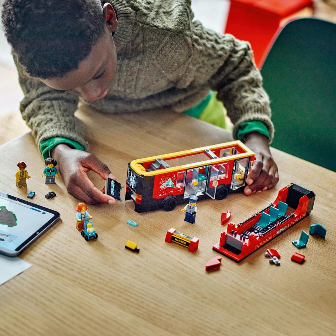 AUTOBUZ TURISTIC ROSU CU ETAJ LEGO 60407 — miniatură