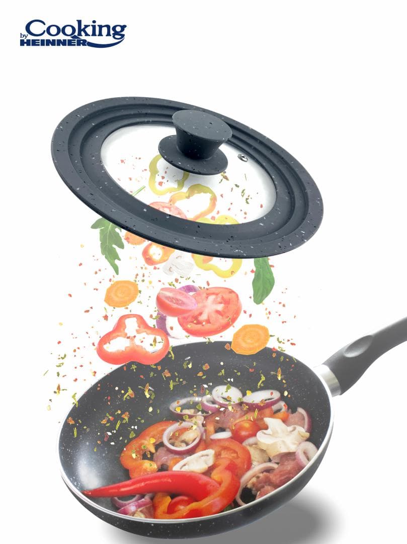 CAPAC STICLA CU MARGINE DIN SILICON AJUSTABILA PE 3 DIMENSIUNI 22/24/26 CM, COOKING BY HEINNER (mix 2 culori in bax, 3 rosii + 3 gri) — miniatură
