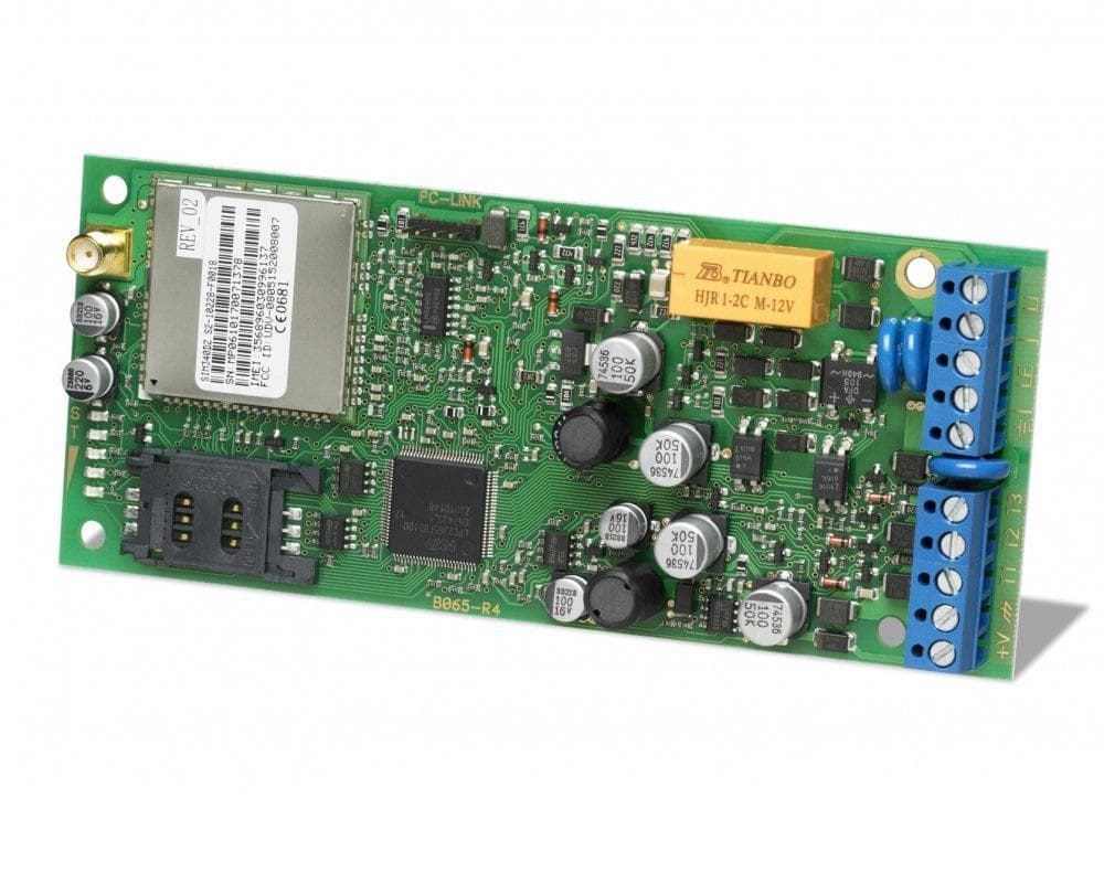 Caracteristicile GS3105-K plus apelator vocal, 8 mesaje vocale de cate 16 secunde, Apelator SMS, 11 mesaje de cate 100 caractere fiecare, SMS periodic, 8 numere pentru apelare vocala si SMS, Programare centrale prin DLS IV, Programare de la distanta prin www.dscreachme.com