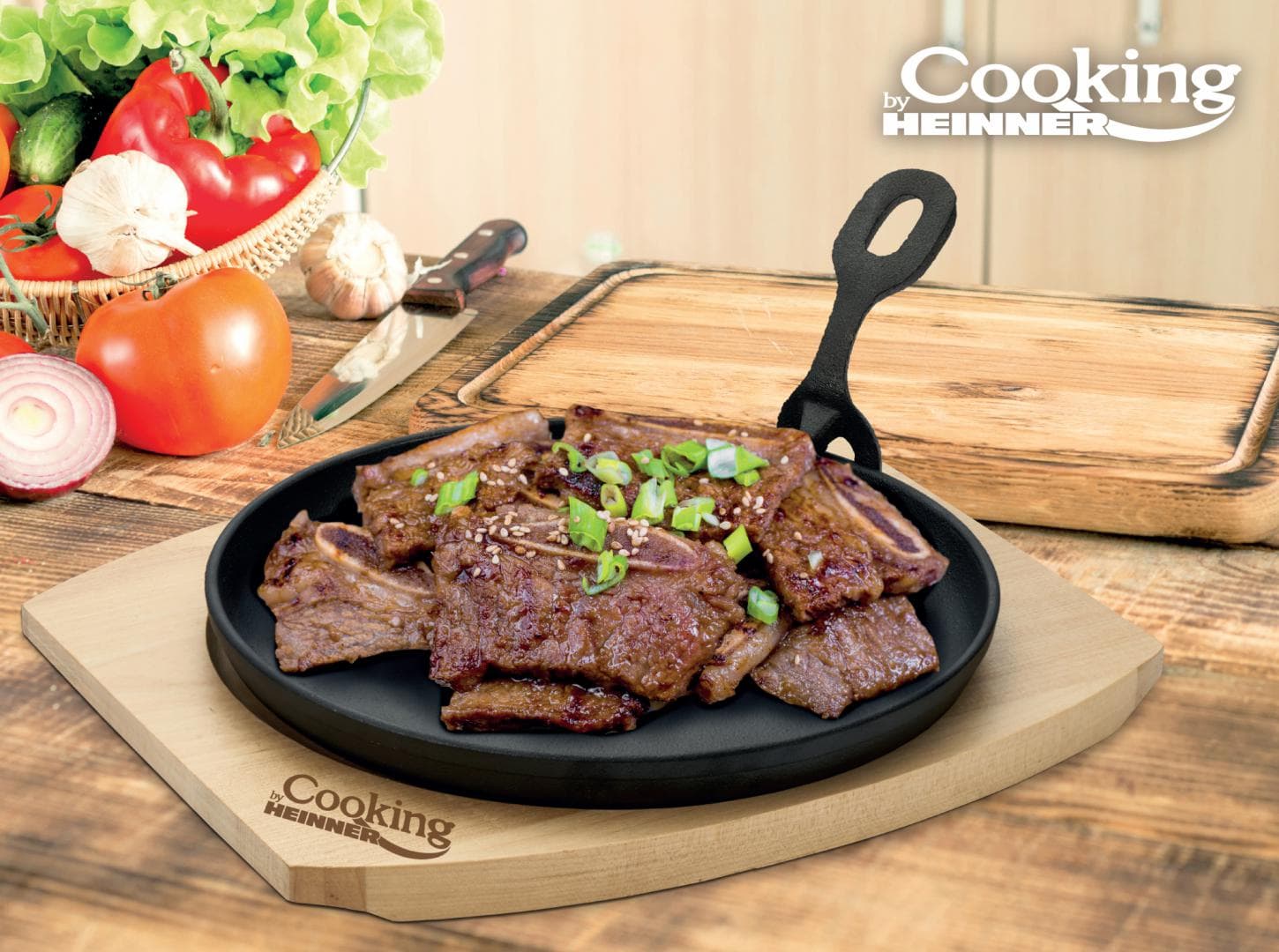 PLATOU SERVIRE ROTUND, 22 CM, FONTA PURA, CU MANER DETASABIL SI BAZA DIN LEMN, COOKING BY HEINNER — miniatură
