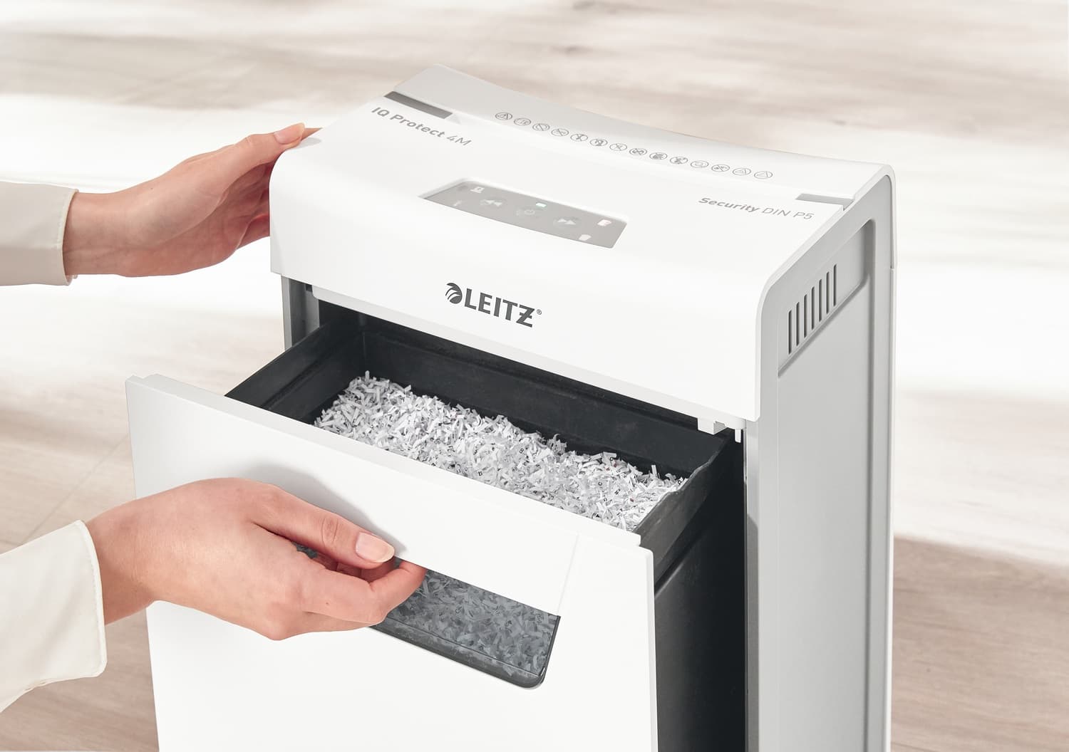 Distrugator manual documente Leitz IQ Protect 8X, 8 coli, P4, cross-cut (tip confeti), cos 14 litri, alb, Leitz "80910000" — miniatură