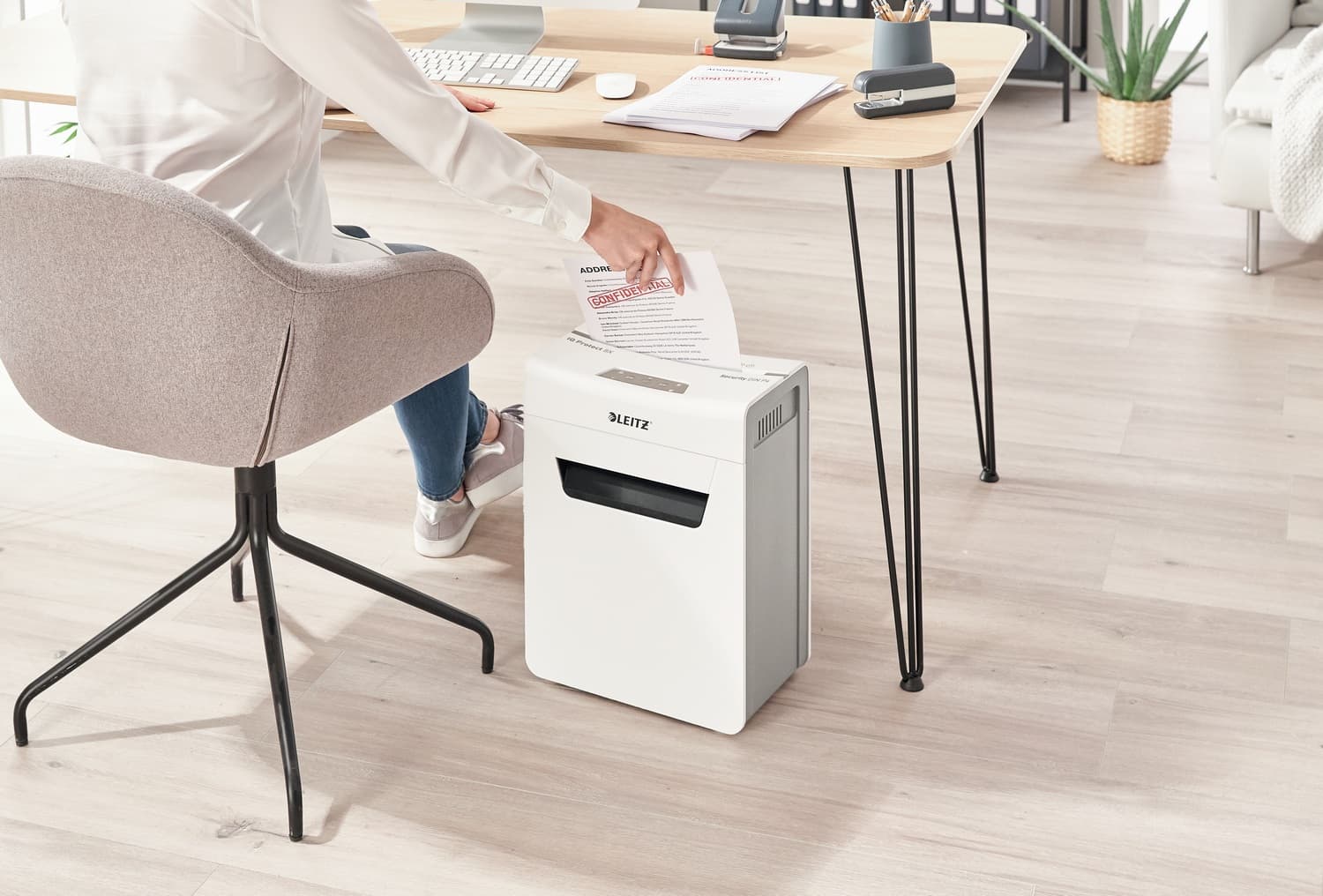 Distrugator manual documente Leitz IQ Protect 8X, 8 coli, P4, cross-cut (tip confeti), cos 14 litri, alb, Leitz "80910000" — miniatură